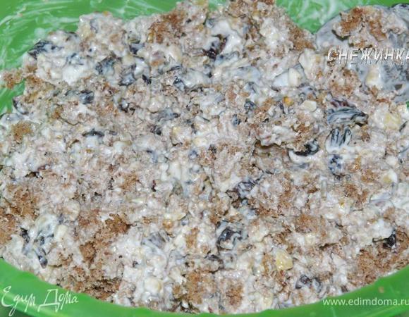 Сметанный крем смешиваем с измельченным мякишем бисквита.