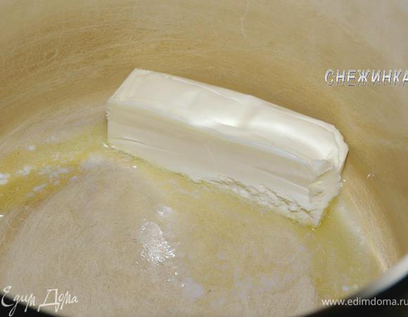 ГЛАЗУРЬ. В кастрюльке или сотейнике растапливаем на водяной бане сливочное масло.