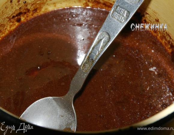 Добавляем сахарную пудру и какао, хорошо вымешиваем до растворения и однородности.