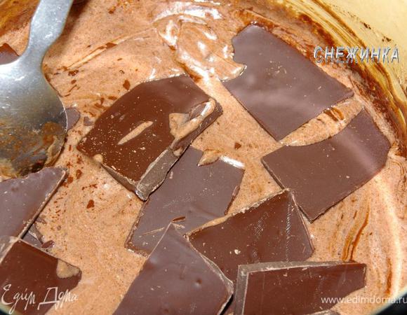 Теперь кладем поломанный на кусочки шоколад, и постоянно помешивая, доводим шоколад до растворения.