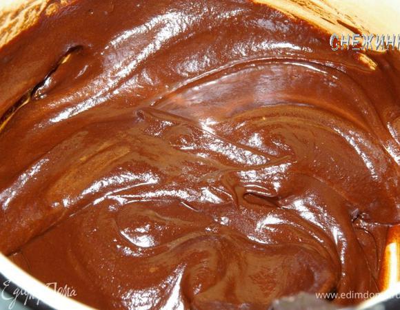 Снимаем с огня. Даем немного остыть. Получается однородная, кремообразная, воздушная глазурь.
