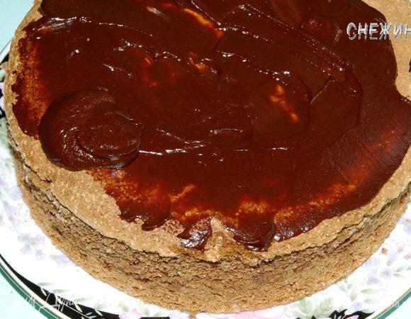 Покрываем торт со всех сторон глазурью при помощи широкого ножа или шпателя. 