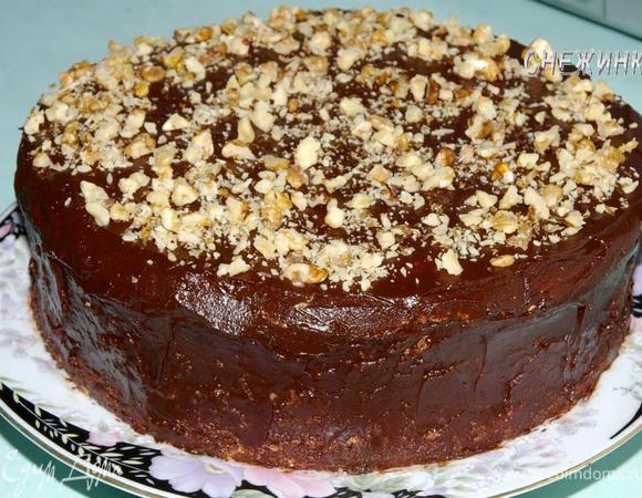 Сверху украшаем орехами.