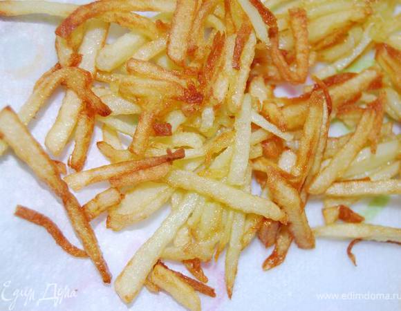 Обжарьте картофель на сильно разогретой сковороде в небольшом количестве масла до хрустящей корочки. Понимая, что этот процесс приготовления не совсем диетический, в следующий раз попробую запечь ее в духовке без масла.