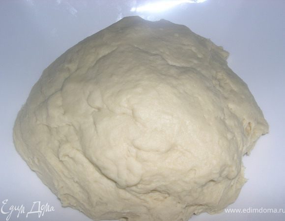 Развести дрожжи в небольшом количестве теплой сыворотки с сахаром, добавить соль.
Просеять муку, всыпать в сыворотку и начать замешивать тесто, добавить сл. масло.
Вымешивать ещё несколько минут, затем скатать в шар, накрыть полотенцем и поставить на 1-1,5 часа в тепло для подъёма теста. 