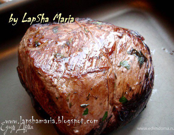 "Налейте масла или жира в большую кастрюлю и положите мясо. Обжарьте мясо со всех сторон до коричневого цвета. Это займет примерно 15 минут. Слейте почти весь жир."
(я использовала масло оливковое, так что сливать особо нечего было)