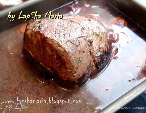 "Затем добавьте бульон, так чтобы он покрывал две трети мяса. Плотно накройте крышкой и медленно томите на плите или в духовке."(Я использую именно духовку, мне кажется, что так будет вкуснее. К сожалению у меня не было ни гусятницы, ни подходящей кастрюльки, поэтому я тушу в форме, плотно закрыв её двумя слоями фольги) 