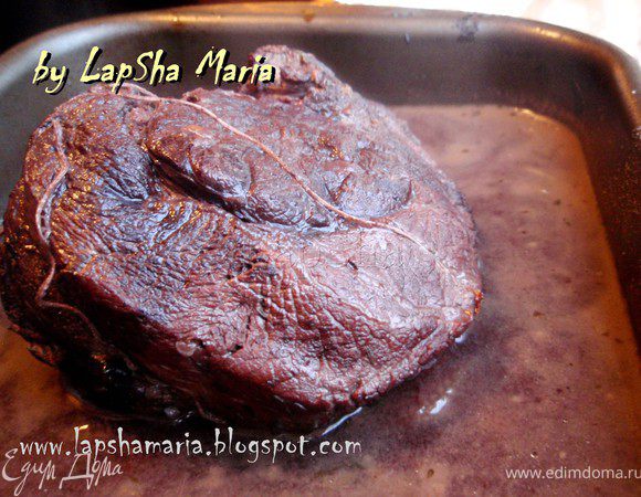 "Регулируйте жар, так чтобы жидкость находилась в процессе медленного тушения от 3,5 до 4 часов, мешайте мясо несколько раз в процессе тушения. Говядина готова, когда острая вилка легко прокалывает мясо."
(Поскольку мой кусочек меньше, я его тушила 3 часа, периодически переворачивала и проверяла) 