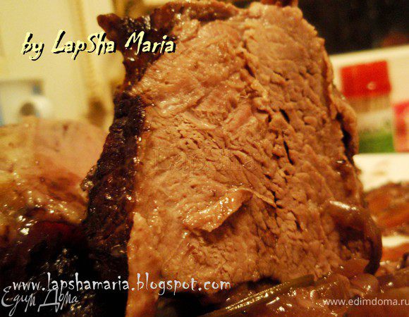 "Мясо выложите на тарелку, шумовкой достаньте овощи и положите вокруг. Полейте весь кусок мяса соусом. Подайте отдельно теплый соус."
Приятного аппетита!