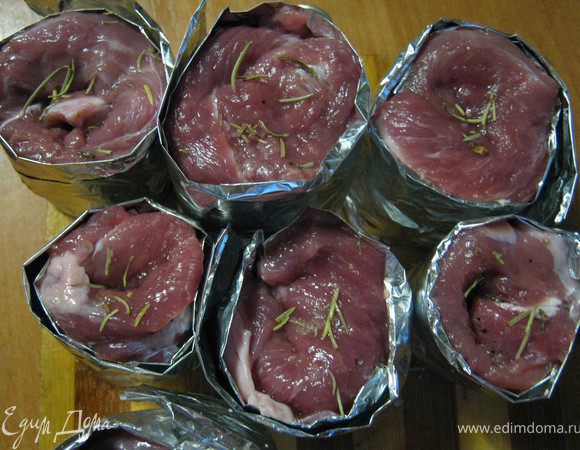 Мясо режем на стейки, солим, перчим, на одну сторону ложим начинку, заворачиваем в рулетик. Фольгу обматываем вокруг рулетика и придаем ему форму. Сверху ложем пару веточек розмарина. Слегка поджариваем с двух сторон на сковороде, аккуратно переворачиваем щипцами.Затем отправляем на противень и  выпекаем при температуре 180 градусов минут 30. 