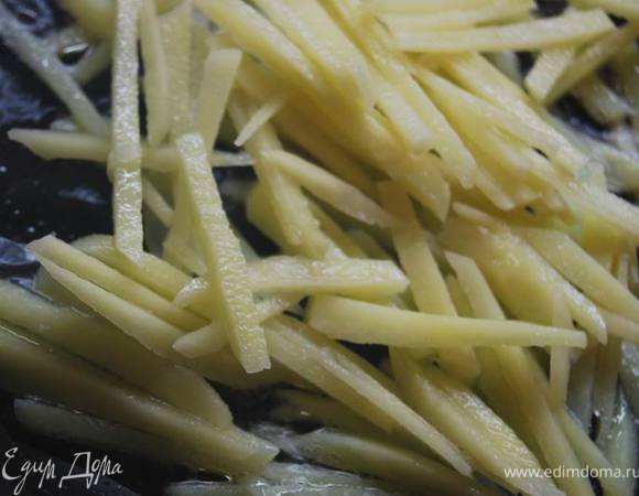 Картофель нарежьте тонкой соломкой.