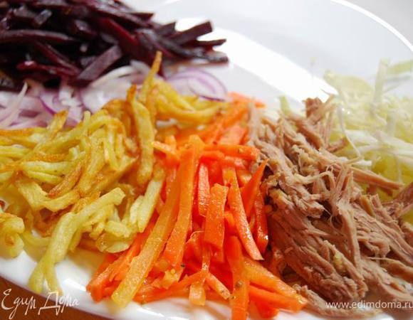 Теперь приступаем к сборке салата на общее блюдо. Это самый креативный и интересный процесс!