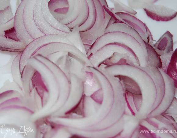 При желании можно добавить сладкий красный или белый лук.