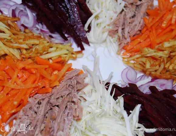 Выложите поочередно все ингредиенты салата небольшими сегментами на большую тарелку или блюдо, оставляя в центре небольшой круг диаметром 8–10 см. Сюда после полной выкладки салата мы добавим майонез или сметану (можно придумать еще какой-нибудь подходящий соус на ваш вкус).