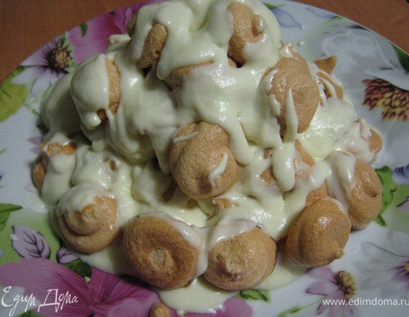 Формируем тортик. На тарелочку вылаживаем слой меренги смазываем кремом, затем следующий слой и так формируем пирамидку. Сверху хорошенько смазываем кремом и украшаем топленым шоколадом и карамелькой. Отправляем в холодильник на пару часов, чтоб пропитался!Приятного Вам сладкого аппетита!!!! 