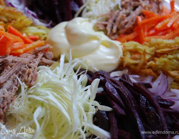 В центр собранного салата выкладываем майонез.