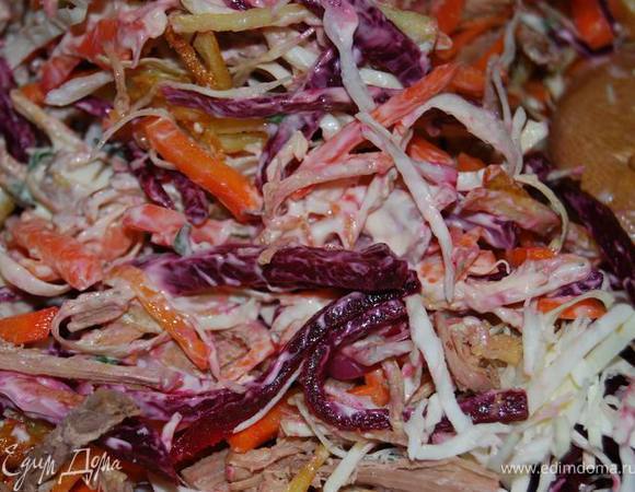 Тщательно совместно с гостями перемешайте салат и разложите по тарелкам. Наслаждайтесь неповторимым вкусом! 