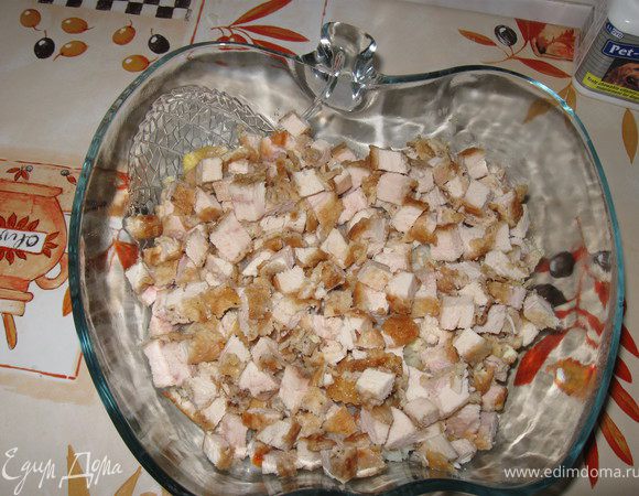Курицу мелко порезать.