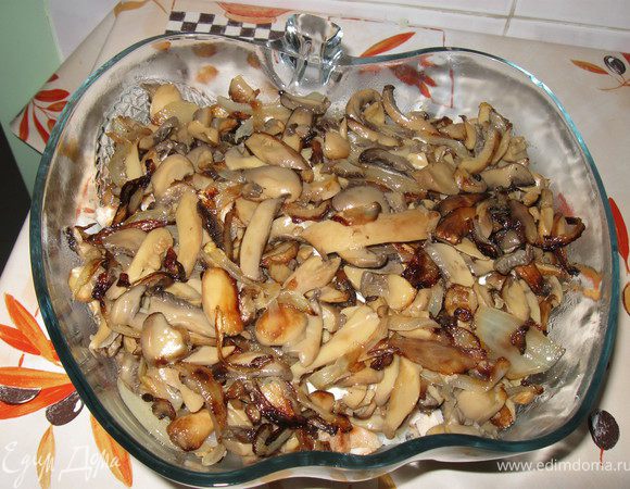 Лук мелко порезать и слегка обжарить на растительном масле.
Грибы(я беру шампиньоны) порезать пластинками, выложить в лук и обжарить до готовности грибов, добавить соль, перец по вкусу. Грибы остудить.