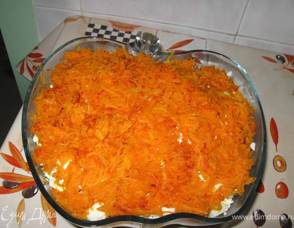Морковь натереть длинными брусочками, или на крупную тёрку.
Положить её в сковороду и слегка обжарить на рaстительном масле. Морковь должна остаться чуть хрустящей - когда сок от моркови испарится, можно снять сковородку с огня. Морковь остудить.
