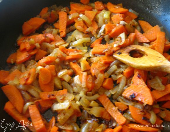 Обжариваем на среднем огне лук со сливочным(10гр) и растительным маслом(2ст.л.) 3-4 минуты. Добавляем морковь, закрываем крышкой и тушим 5-7минут. Затем добавляем айву и тушим почти до готовности.
