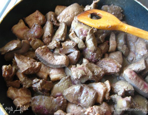 Печень и мясо режем на небольшие кусочки и обжариваем на растительном масле 3-4 минуты. 