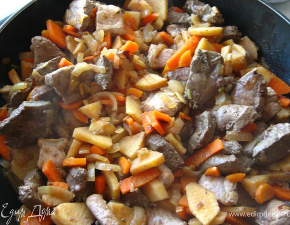 Соединяем овощи и печень,солим, добавляем сухое вино. Тушим 10 минут на среднем огне. 