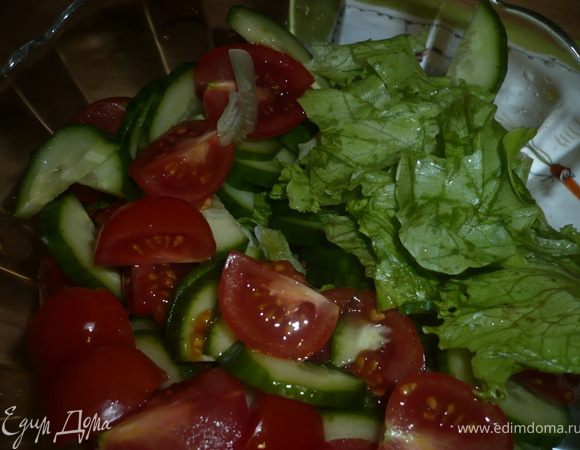 порвем салат руками, порежем полукольцами огурец и черри помидорки на 4 части