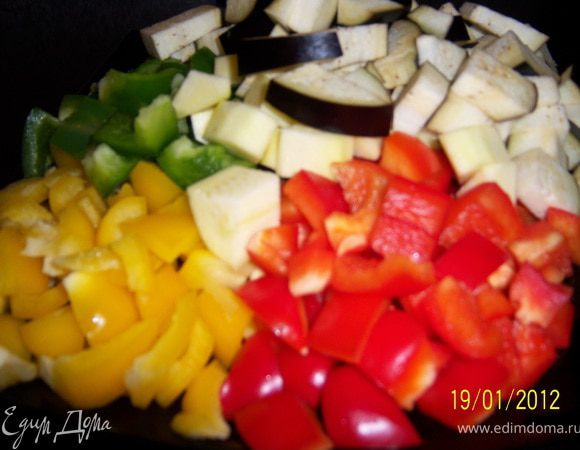 Кабачок, морковь, баклажан, болгарские перцы, луковицу вымыть, пичистить и нарезать кубиками.