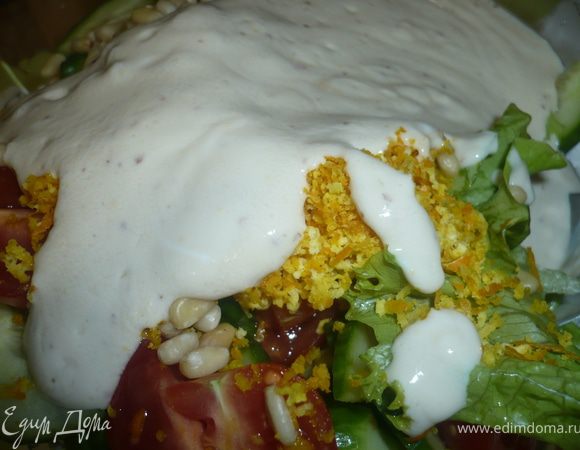 Приготовим заправку - смешать йогурт, горчицу, соевый соус (спасибо Вениамину за совет) и лимонный сок