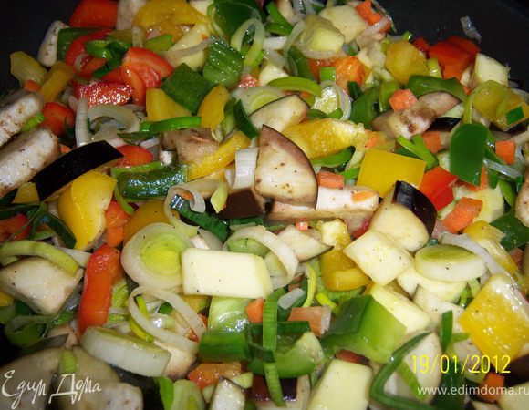 Овощи посыпать сахаром, посолить, поперчить и обжарить на оливковом масле до золотистого цвета.