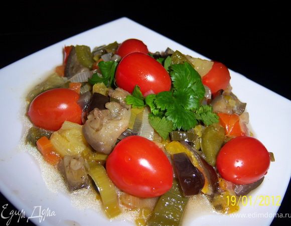 Перед подачей на стол полить бальзамическим уксусом(я не наливала) и украсить помидорами черри. Приятного аппетита!!!