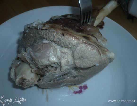 Баранью рульку промыть в холодной воде, положить в кипящую воду и варить 1.5-2 часа. После этого, ножку вынуть, чтобы остыла