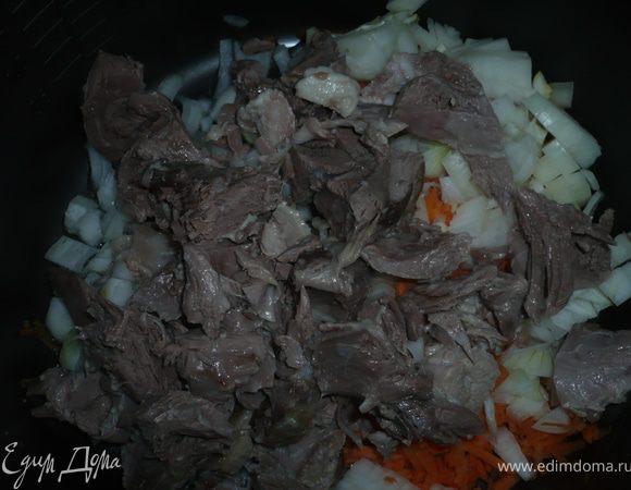 потереть морковку, нарезать мелко лук и уложить овощи в смазанную растительным маслом кастрюльку от мультиварки. Мясо отделить от кости, нарезать кусочками и добавить к овощам