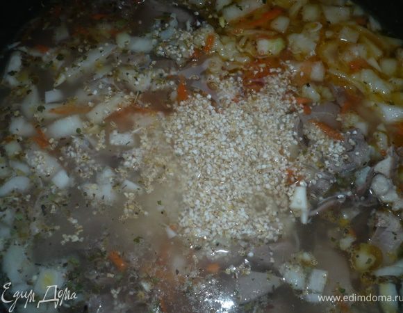 посолить, добавить бульон с баранины, воду и включить мультиварку на режим плов