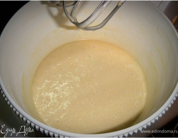 Разделить яично-масляную массу на две части. В одну часть добавить половину муки и влить молоко, вымесить светлое тесто.