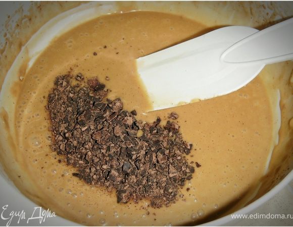 Во вторую часть добавить оставшуюся муку, влить остуженный кофе и добавить корицу. Перемешать, добавить шоколадную крошку, снова перемешать.