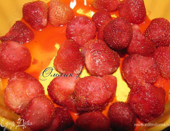 Размораживаем клубничку (если нет свежей).