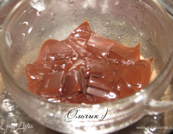 Растапливаем шоколад на водяной бане.