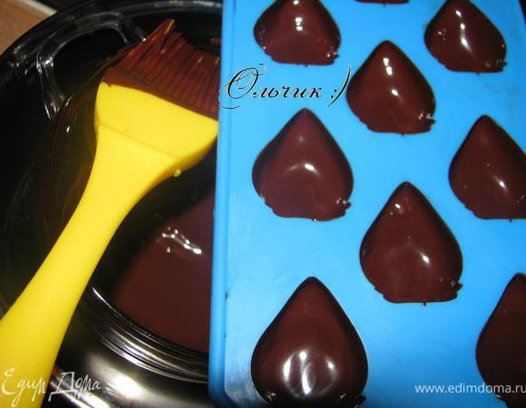 Промазываем щедро немного остывшим шоколадом формочку для конфет (шоколад не должен быть горячим, т. к. он весь стечет на дно формочки, а по краю будет совсем тонкий слой). Отправляем в холодильник на 15 минут до полного застывания.