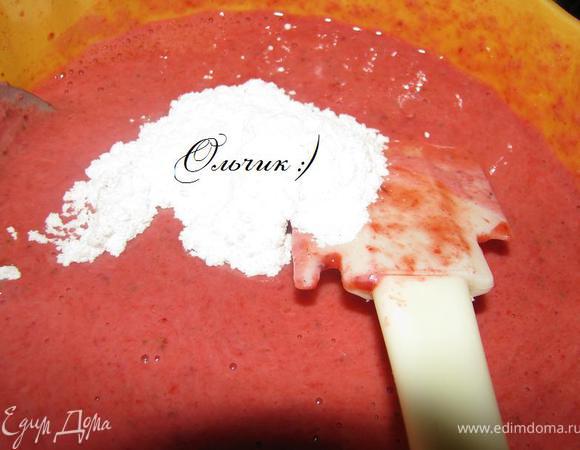 Клубнику взбиваем погружным блендером до однородности, добавляем сахарную пудру и ваниль, взбиваем еще раз.