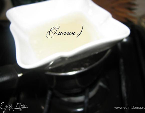 Желатин заливаем водой, ставим на паровую баню. Распущенный желатин соединяем с клубничным пюре.