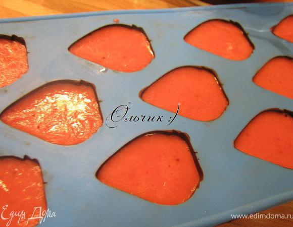 Заполняем шоколадные формочки клубничной начинкой, отправляем в холодильник до полного застывания: минут на 20-30.