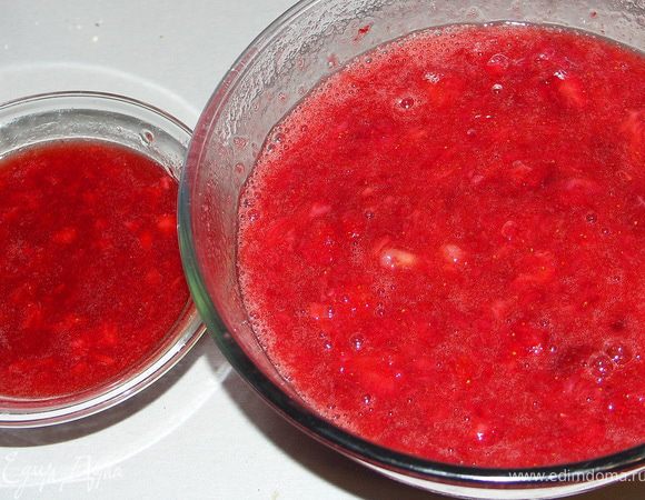 Желатин распускаем на паровой бане или в микроволновке на небольшой мощности.В ягодное пюре выливаем желатин.Тщательно перемешиваем.В сироп добавляем ром.Выносим ягоды на холод(30-60)мин.до небольшого загустения.Пару раз за это время перемешиваем пюре,чтобы оно равномерно загустело.