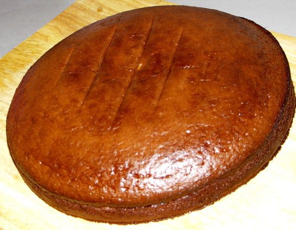 Готовый корж слегка остужаем при комнатной Т.Вынимаем из формы и даём полностью остыть.