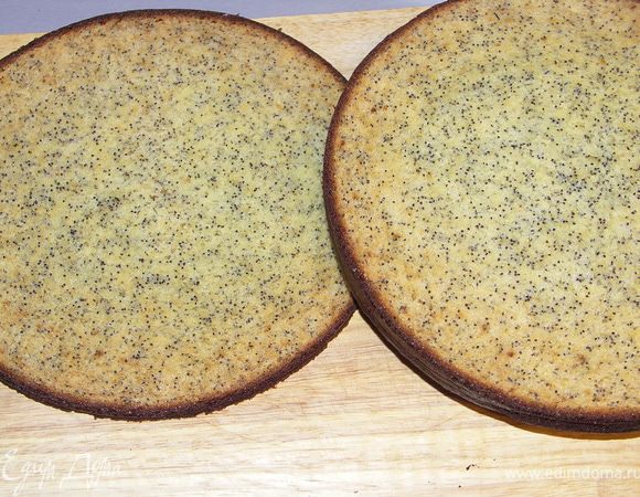 Разрезаем тонким и длинным ножом на 3 части.