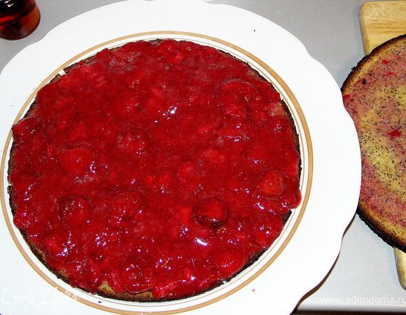 Охлаждённые сливки взбиваем с сахарной пудрой на высоких оборотах.Не в коем случае не перебиваем.Сливки должны быть пышными,но оставаться нежными.Собираем торт.1 и 2 корж пропитываем сиропом с ромом.Сверху выкладываем 1/2 часть клубничного пюре.