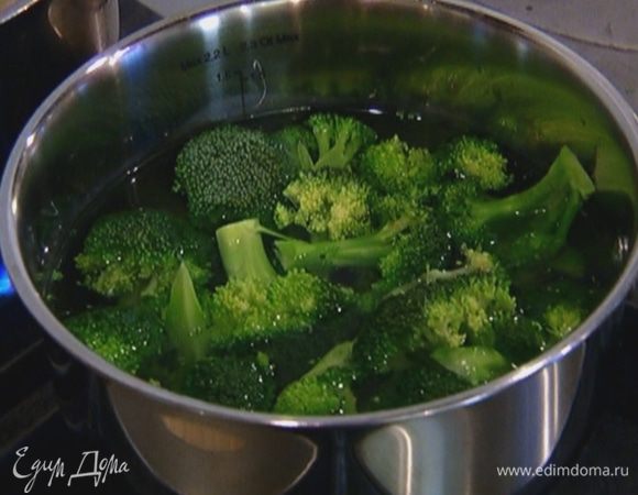 Брокколи разобрать на маленькие соцветия и отварить в подсоленной воде. Затем воду слить.