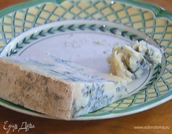 Горгонзолу поломать на небольшие кусочки.