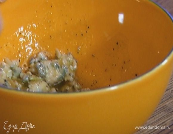 Большую часть горгонзолы соединить с 2 ст. ложками оливкового масла и уксусом, немного посолить, поперчить и размять в однородную массу.